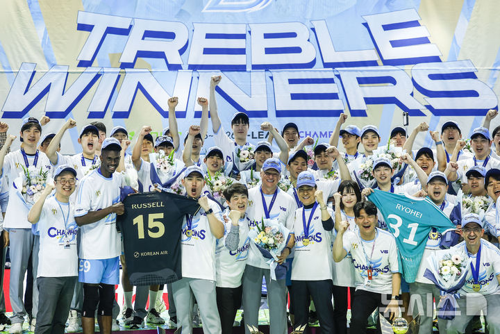 [인천=뉴시스] 정병혁 기자 = 10일 인천 계양구 인천계양체육관에서 열린 2025-2026 V리그 챔피언결정전 5차전 대한항공과 현대캐피탈의 경기에서 승리해 우승을 차지한 대한항공 선수들이 시상식에서 트로피를 들어올리고 있다. 2026.04.10. jhope@newsis.com