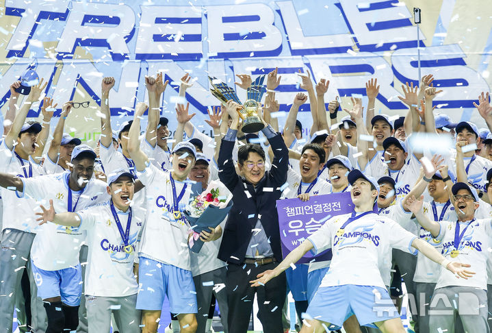 우승 트로피 들어올리는 대한항공