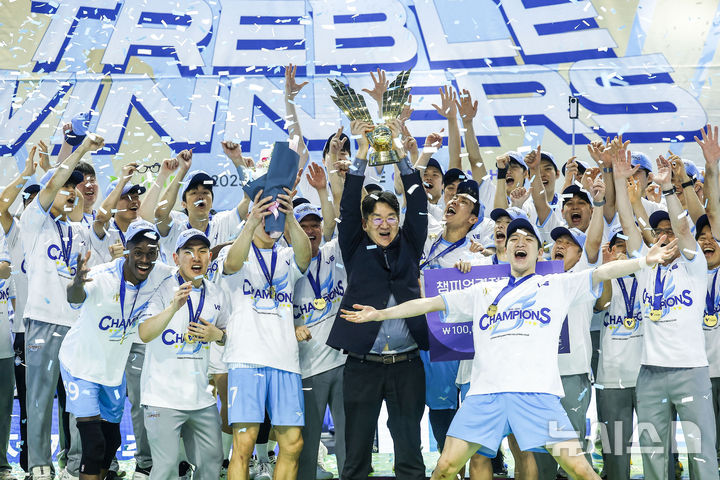 우승 트로피 들어올리는 대한항공