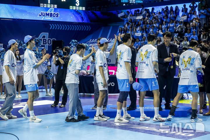 메달 받는 대한항공