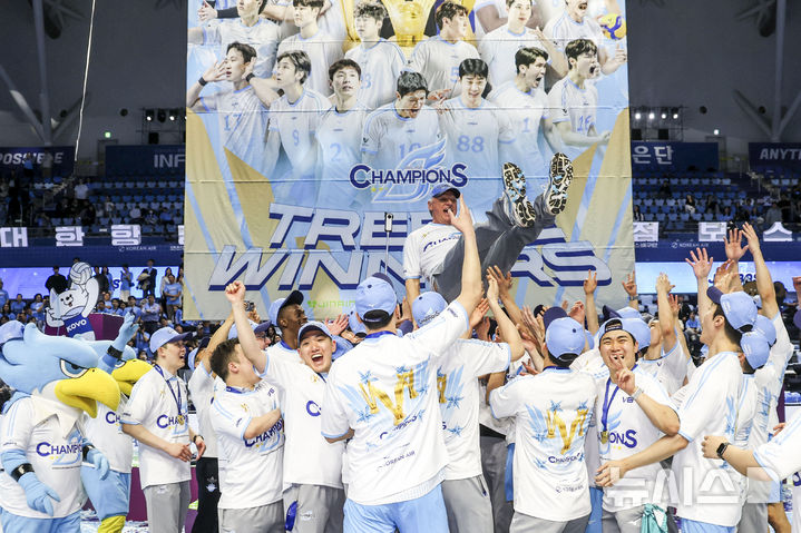 헹가래 받는 헤난 감독