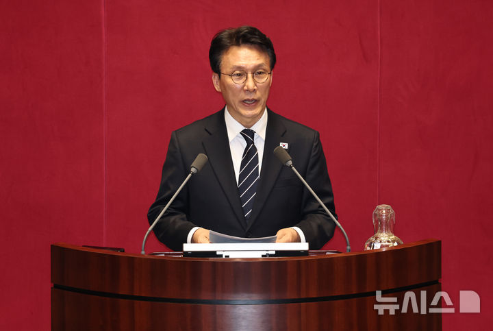 [서울=뉴시스] 김금보 기자 = 김민석 국무총리가 10일 오후 서울 여의도 국회에서 열린 제434회국회(임시회) 제3차 본회의에서 2026년도 제1회 추가경정예산안 가결에 대해 인사말을 하고 있다. 2026.04.10. kgb@newsis.com