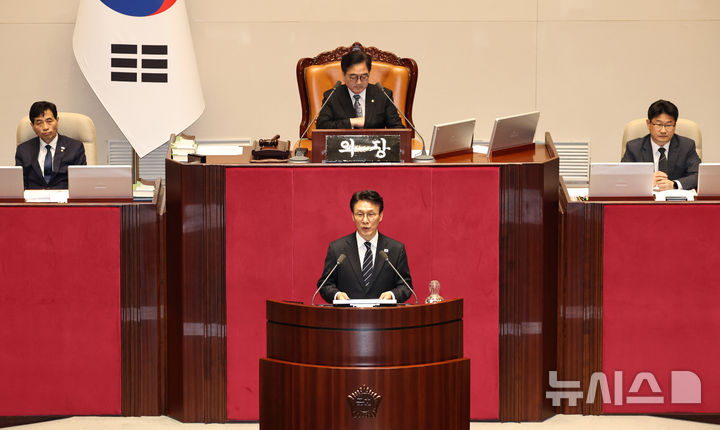 [서울=뉴시스] 김금보 기자 = 김민석 국무총리가 10일 오후 서울 여의도 국회에서 열린 제434회국회(임시회) 제3차 본회의에서 2026년도 제1회 추가경정예산안 가결에 대해 인사말을 하고 있다. 2026.04.10. kgb@newsis.com