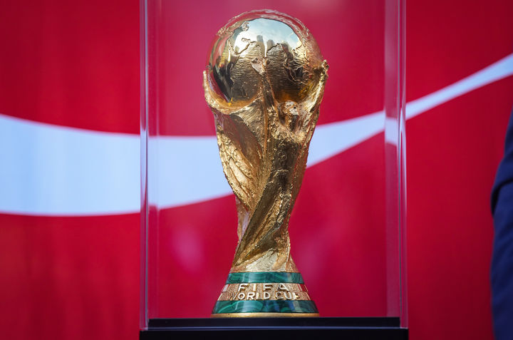 [밴쿠버=AP/뉴시스] 지난 4월 10일(현지시각) 캐나다 밴쿠버에서 열린 '2026 FIFA 월드컵 트로피 투어' 행사에서 월드컵 우승 트로피가 전시되어 있다. 2026.05.06.
