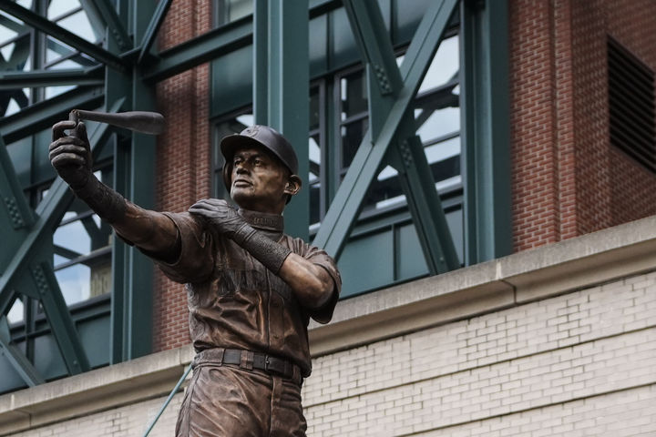 [시애틀=AP/뉴시스] 메이저리그(MLB) 시애틀 매리너스 구단은 11일(한국 시간) 미국 워싱턴주 시애틀의 T-모바일 파크에서 스즈키 이치로의 동상 제막식을 열었다. 행사에서 동상을 가렸던 천을 걷어내는 과정에서 배트가 부러지는 해프닝이 발생했다. 2026.04.11