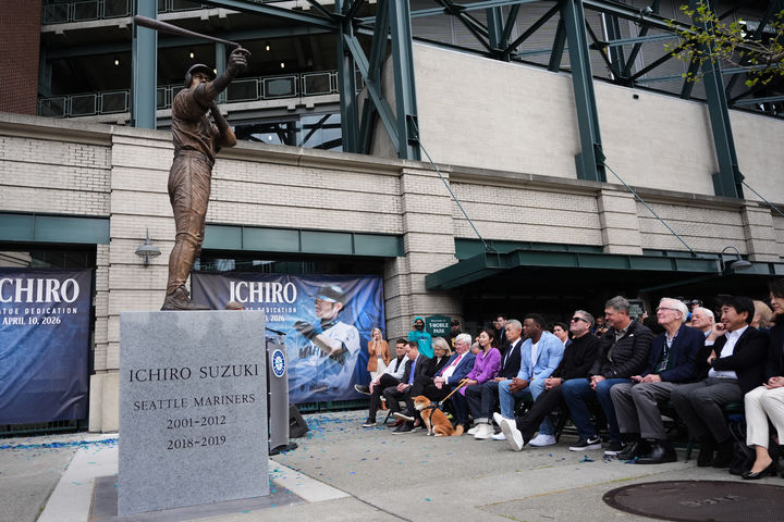 [시애틀=AP/뉴시스] 10일(현지 시간) 미국 워싱턴주 시애틀의 T-모바일 파크에서 열린 메이저리그(MLB) 시애틀 매리너스 구단의 스즈키 이치로 동상 제막식 행사에서 동상의 배트가 부러져 있다. 2026.04.11
