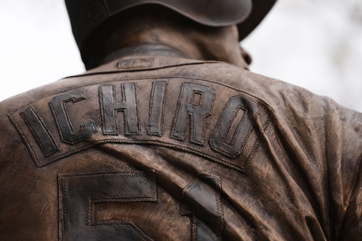 [시애틀=AP/뉴시스] 10일(현지 시간) 미국 워싱턴주 시애틀의 T-모바일 파크에서 열린 메이저리그(MLB) 시애틀 매리너스 구단의 스즈키 이치로 동상 제막식 행사에서 동상의 이치로 이름이 보이고 있다. 2026.04.11