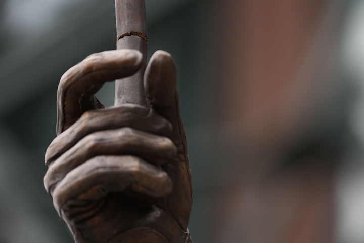 [시애틀=AP/뉴시스] 10일(현지 시간) 미국 워싱턴주 시애틀의 T-모바일 파크에서 열린 메이저리그(MLB) 시애틀 매리너스 구단의 스즈키 이치로 동상 제막식 행사에서 제막 때 부러진 배트의 모습이 보이고 있다. 2026.04.11