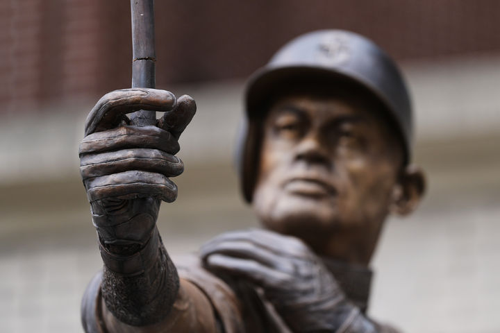 [시애틀=AP/뉴시스] 10일(현지 시간) 미국 워싱턴주 시애틀의 T-모바일 파크에서 열린 메이저리그(MLB) 시애틀 매리너스 구단의 스즈키 이치로 동상 제막식 행사에서 제막 때 부러진 배트의 모습이 보이고 있다. 2026.04.11