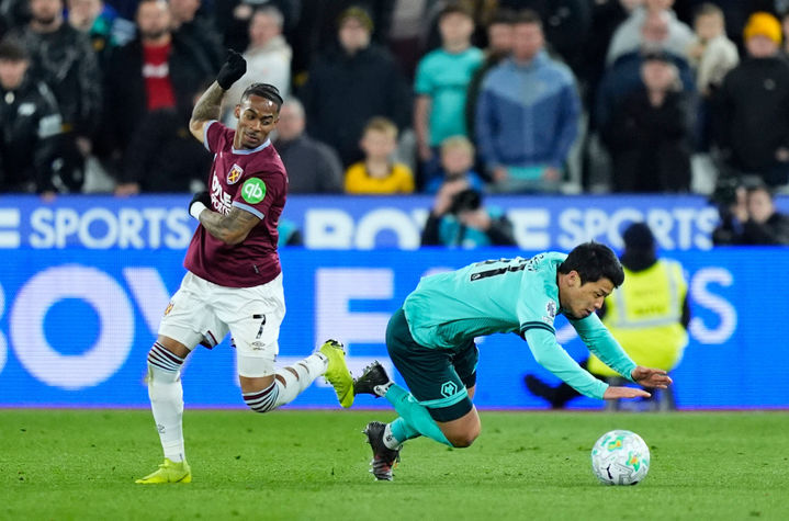 [런던=AP/뉴시스] 울버햄튼 원더러스의 황희찬(오른쪽)이 10일(현지 시간) 영국 런던의 런던 스타디움에서 열린 2025-26 EPL 32라운드 웨스트햄 유나이티드와 경기 중 공을 다투고 있다. 황희찬은 팀이 0-3으로 끌려가던 후반 26분 교체 출전했으며, 울버햄튼은 0-4로 패해 최하위에 머물며 강등을 코앞에 뒀다. 2026.04.11. 