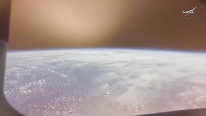 [워싱턴=AP/뉴시스] 미국 항공우주국(NASA)이 10일(현지 시간) 제공한 영상 이미지에서 아르테미스 II 오리온 캡슐이 태평양 착수를 위해 대기권에 진입하는 가운데 지구가 보이고 있다. 2026.04.11.