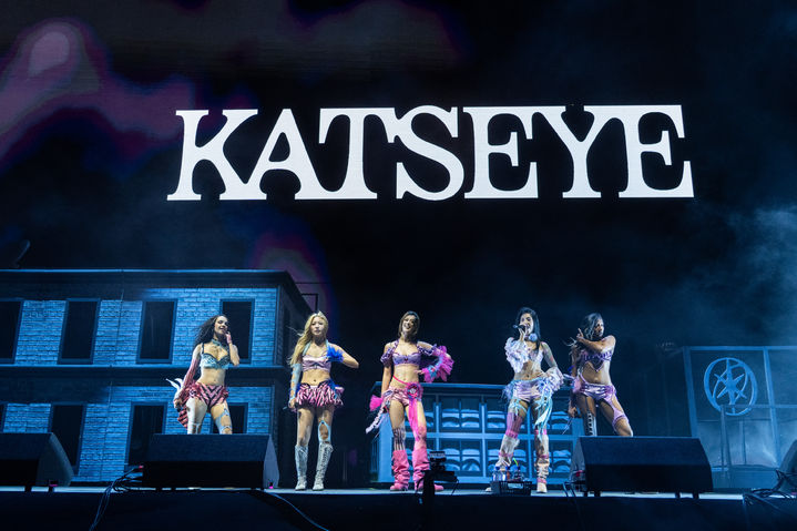 [인디오=AP/뉴시스] '2026 코첼라' 무대 선 캣츠아이