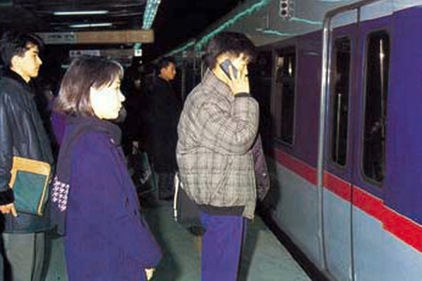 [서울=뉴시스]1996년 10월부터 지하철 2호선 4개 역사와 지하상가 등 전파 음영지역에 순차적으로 디지털 이동전화 서비스를 개시했다. 고객이 지하철을 기다리며 이동전화 서비스를 이용하는 모습. (사진=SKT 제공) *재판매 및 DB 금지