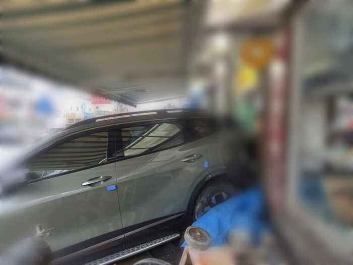 [아산=뉴시스] 지난 10일 오후 4시52분께 충남 아산시 온천동의 한 주차장에서 SUV차량이 후진하다 상가 건물을 들이받았다. (사진=아산소방서 제공) 2026.04.11. photo@newsis.com *재판매 및 DB 금지