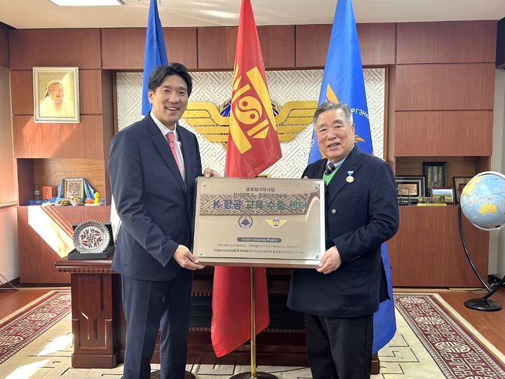 [서산=뉴시스] 함기선(오른쪽) 한서대학교 총장이 지난 9일 몽골민간항공청에서 투르바야르 청장과 만나 K-항공교육수출센터 공동 설립을 추진하기로 한 뒤 기념 사진을 찍고 있다. (사진=한서대학교 제공) 2026.04.11. photo@newsis.com *재판매 및 DB 금지