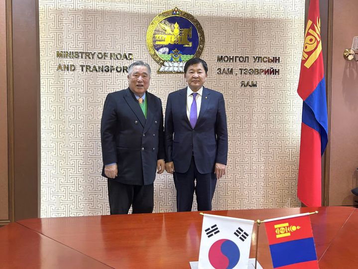 [서산=뉴시스] 함기선(왼쪽) 한서대학교 총장이 지난 9일 몽골 도로교통부를 찾아 델게르사이한 장관과 만나 교통 항공 분야 인재 양성 협력 방안을 논의하기 전 기념 사진을 찍고 있다. (사진=한서대학교 제공) 2026.04.11. photo@newsis.com *재판매 및 DB 금지