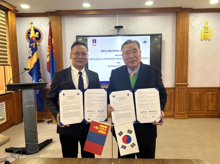 [서산=뉴시스] 함기선(오른쪽) 한서대학교 총장이 지난 8일 몽골과학기술대학교를 찾아 남난 총장과 회담을 갖고 항공 기계 분야 협력 강화를 위한 업무협약을 맺은 뒤 기념 사진을 찍고 있다. (사진-한서대학교 제공) 2026.04.11. photo@newsis.com *재판매 및 DB 금지