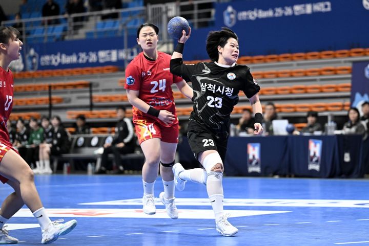 [서울=뉴시스] 여자 핸드볼 삼척시청의 김민서. (사진=한국핸드볼연맹 제공) *재판매 및 DB 금지