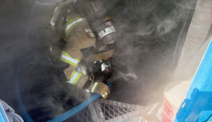 [목포=뉴시스] 11일 오전 9시13분께 전남 목포시 죽교동 해상에 정박 중인 24t 안강망어선에서 불이 나 출동한 소방관들이 진화하고 있다. (사진=소방본부 제공) photo@newsis.com *재판매 및 DB 금지