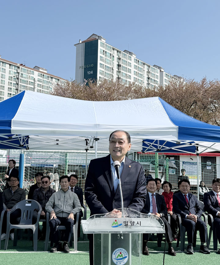 [밀양=뉴시스] 민경갑 체육회장이 대회사를 하고 있다. (사진= 독자 제공) 2026.04.11. photo@newsis.com *재판매 및 DB 금지