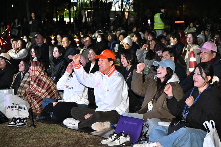 [서울=뉴시스] 오세훈 서울시장이 10일 영등포구 여의도한강공원에서 열린 '서울스프링페스티벌'에서 시민들과 함께 '한강 드론라이트쇼'를 관람하고 있다. (사진=서울시 제공) 2026.04.11. *재판매 및 DB 금지