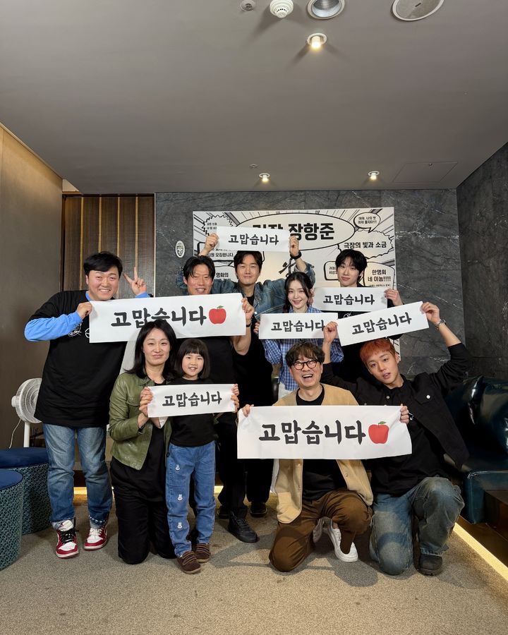 [서울=뉴시스]'왕과 사는 남자'의 관계자들이 감사 인사를 전하고 있다.(사진=쇼박스 제공) 2026.04.11. photo@newsis.com *재판매 및 DB 금지