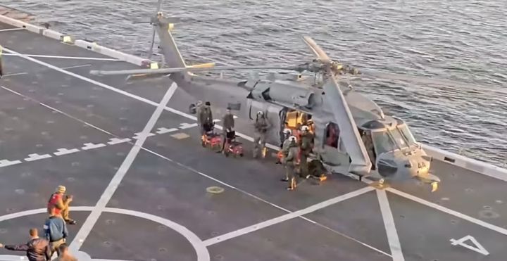 [서울=뉴시스]미 항공우주국(NASA)의 유인 우주탐사선 ‘아르테미스 2호(Ⅱ)’ 임무를 마친 우주비행사 4명이 10일(현지 시간) 지구로 무사 귀환해 구조선에 탑승했다. 우주비행사들이 미 해군 강습상륙함인 존 P. 머사함에 탑승하는 모습. 2026.04.11