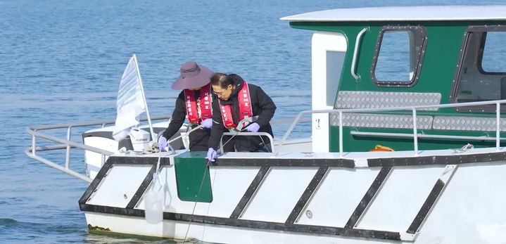 [서울=뉴시스]한강 친수활동구간 조류경보제 채수 사진. (사진=서울시 제공) 2026.04.11. photo@newsis.com *재판매 및 DB 금지