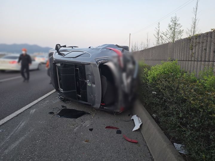 [부산=뉴시스] 지난 10일 오후 부산 강서구 남해고속도로 제2지선 부산방향 서부산 나들목 부근에서 트럭이 전방에 정체 중인 승용차를 들이받고 승용차가 옆으로 넘어졌다. (사진=부산경찰청 제공) 2026.04.11. photo@newsis.com *재판매 및 DB 금지