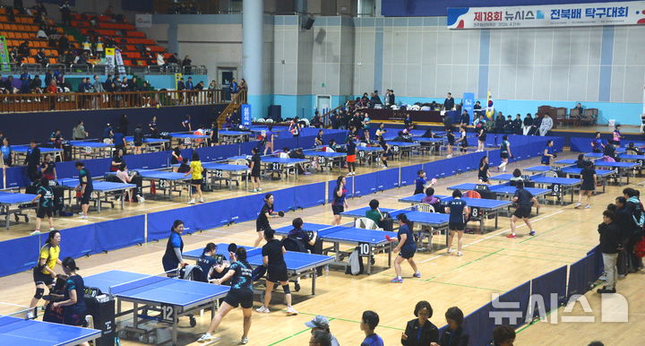 [전주=뉴시스] 김얼 기자 = 제18회 뉴시스 전북배 탁구대회가 열린 11일 전북 전주시 전주화산체육관에서 대회에 참가한 선수들이 진지하게 경기를 치르고 있다. 2026.04.11. pmkeul@newsis.com