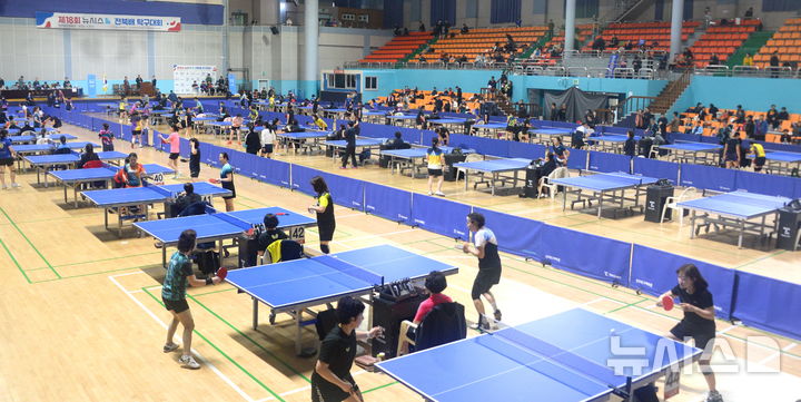 [전주=뉴시스] 김얼 기자 = 제18회 뉴시스 전북배 탁구대회가 열린 11일 전북 전주시 전주화산체육관에서 대회에 참가한 선수들이 진지하게 경기를 치르고 있다. 2026.04.11. pmkeul@newsis.com