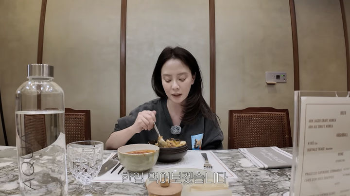 [서울=뉴시스] 배우 송지효가 다이어트 중 봄철 대표 쌈 채소인 봄동배추로 만든 '봄동비빔밥'을 먹어 화제다. (사진=송지효 유튜브 캡처)  *재판매 및 DB 금지