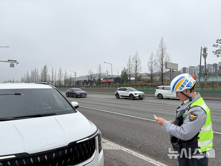 [서울=뉴시스] 신유림 기자 = 11일 오전 경부고속도로 버스전용차로 단속에 나선 경기남부경찰청 고속도로 순찰대 1지구대 소속 박진환 경사가 단속에 걸린 차량 운전자의 면허를 조회하고 있다. 2026.04.11. spicy@newsis.com