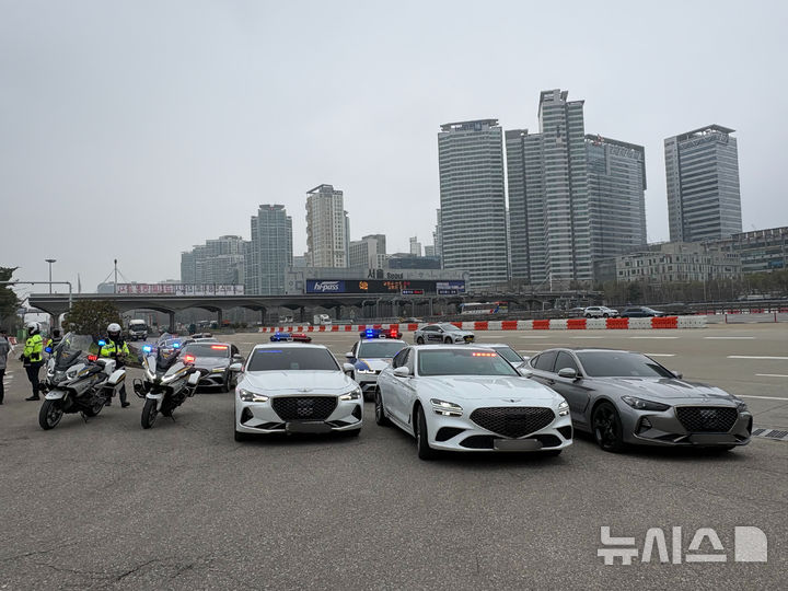 [서울=뉴시스] 신유림 기자 = 11일 오전 암행순찰차와 순찰차, 경찰 싸이카들이 경부고속도로 버스전용차로 합동 단속에 나서기 전 대기하고 있다. 2026.04.11. spicy@newsis.com