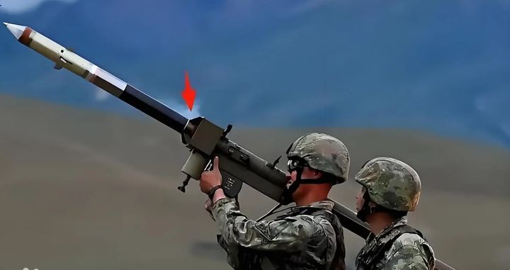 [서울=뉴시스]미국과 이란이 2주간의 휴전에 돌입한 가운데, 중국이 이란에 방공무기 공급을 준비 중이라는 정황이 포착돼 미국 정보당국이 촉각을 곤두세우고 있다. 중국군 휴대용 대공미사일(MANPAD) 훙잉-6의 자료사진. <사진출처: 중국 바이두> 2026.04.11