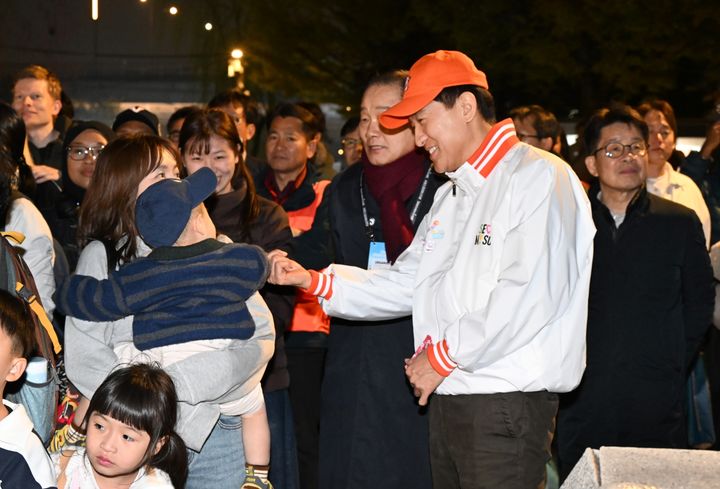 [서울=뉴시스] 오세훈 서울시장이 10일 영등포구 여의도한강공원에서 열린 '2026 서울스프링페스티벌'에서 시민들과 인사를 나누고 있다. (사진=서울시 제공) 2026.04.11. *재판매 및 DB 금지