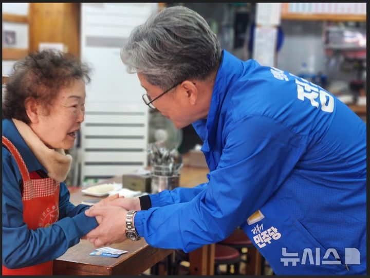[의왕=뉴시스] 소상공인 경청 투어에 나선 정순욱 예비후보가 한 상인과 악수하며 반갑게 인사하고 있다. (사진=선거사무소 제공).2026.04.11. photo@newsis.com