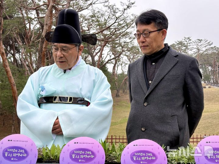 [남양주=뉴시스] 한이재 기자 = 11일 남양주 사릉에서 고유제가 봉행된 후 허민 국가유산청장과 안호 궁능유적본부장 직무대리가 취재진과 대화하고 있다. 2026.04.11. nowone@newsis.com