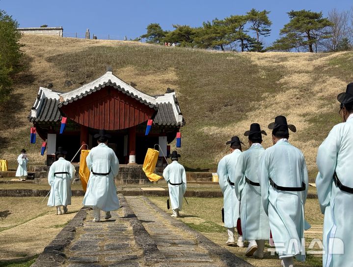 [영월=뉴시스] 한이재 기자 = 11일 영월 장릉에서 들꽃 식재를 알리는 고유제를 지내기 위해 제관들이 정자각으로 이동하고 있다. 2026.04.11. nowone@newsis.com
