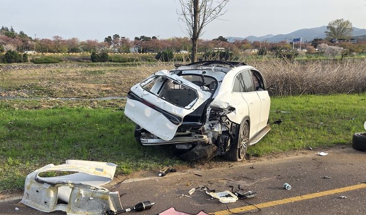 [경주=뉴시스] 10일 오후 5시 24분께 경주시 동천동에서 승용차가 도로 밖으로 추락해 있다. (사진=경북소방본부 제공) 2026.04.11. photo@newsis.com *재판매 및 DB 금지
