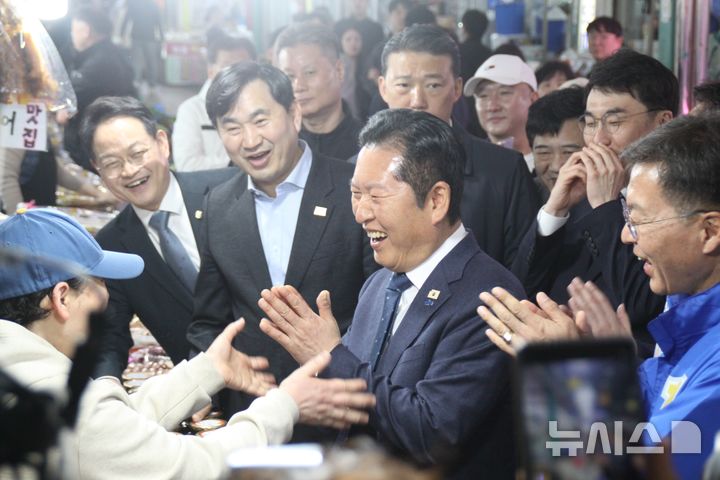 [강릉=뉴시스] 이순철 기자 = 정청래 더불어민주당 대표가 11일 강원 강릉시 중앙시장을 방문해 상인과 대화를 나누며 활짝 웃고 있다. 2026.04.11. grsoon815@newsis.com 