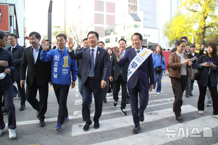 [강릉=뉴시스] 이순철 기자 = 더불어민주당 정청래 대표가 11일 강원 강릉시 중앙시장으로 우상호 강원지사 후보, 김중남 강릉시장 후보, 김도균 위원장과 들어서고 있다. 2026.04.11. grsoon815@newsis.com 