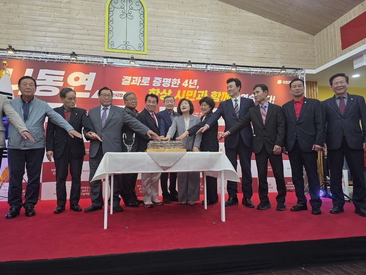 [창녕=뉴시스] 6·3 지방선거 국민의힘 양산시장에 출마한 나동연 예비후보가 11일 북정동에서 선거사무소 개소식에서 축하 떡 케익 커팅식 을 열고 있다. (사진= 양산뉴스파크 제공) 2026.04.11. photo@newsis.com *재판매 및 DB 금지