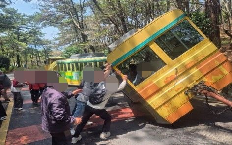 [부산=뉴시스] 지난 10일 오후 부산 영도구 태종대유원지 내에서 운행 중이던 다누비 관광열차가 코너를 돌다 차량간 연결고리 축이 틀어져 옆으로 기울어지는 사고가 발생했다. (사진=부산소방재난본부 제공) 2026.04.11. photo@newsis.com *재판매 및 DB 금지