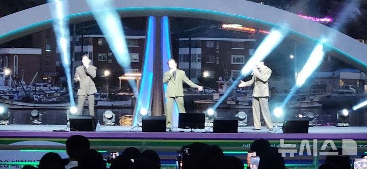 [통영=뉴시스] 신정철 기자= 경남 통영시 강구안 해상무대에서 11일 오후 7시부터 '2026년 뮤직웨이브 정기공연'의 일환으로 팬텀싱어4 우승팀 '리베란테’ 공연이 진행됐다.사진은 '리베란테’ 리더 겸 뮤지컬 배우 김지훈과 테너 진원, 바리톤 노현우가 리베란테 발매곡 'DIAMANTE' 등을 열창하고 있는 모습.2026.04.11. sin@newsis.com