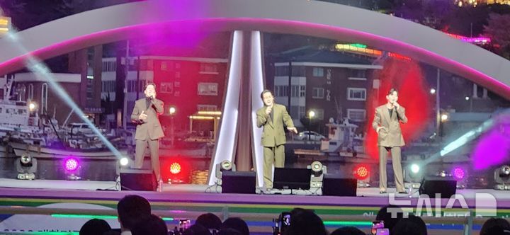 [통영=뉴시스] 신정철 기자= 경남 통영시 강구안 해상무대에서 11일 오후 7시부터 '2026년 뮤직웨이브 정기공연'의 일환으로 팬텀싱어4 우승팀 '리베란테’ 공연이 진행됐다.사진은 관중 2000여 명이 자리한 통영 강구안 해상무대 공연 모습.2026.04.11. sin@newsis.com