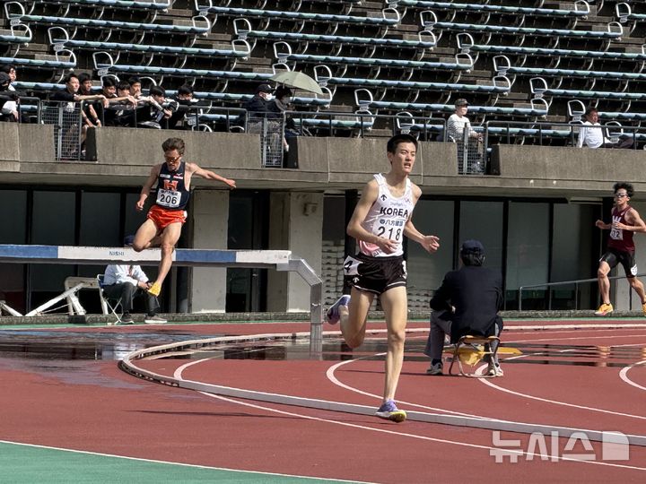 [서울=뉴시스]육상 박원빈, 남자 3000m 장애물 한국 신기록. (사진=대한육상연맹 제공)
