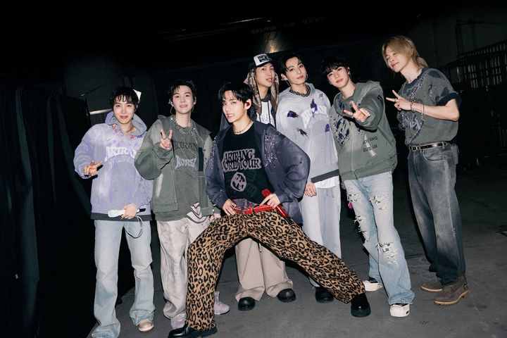 [고양=뉴시스] 글로벌 슈퍼그룹 '방탄소년단'(BTS) 멤버들이 11일 오후 경기 고양 고양종합운동장 주경기장에서 월드투어 '아리랑' 두 번째 공연을 마친 뒤 기념 사진을 찍고 있다. (사진 = 빅히트 뮤직(하이브) 제공) 2026.04.11 photo@newsis.com *재판매 및 DB 금지