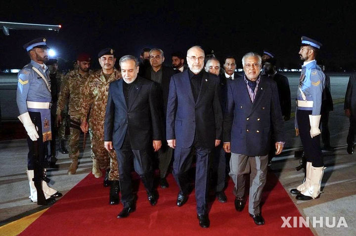 [이슬라마바드=신화/뉴시스] 모하마드 바게르 갈리바프 이란 국회의장(가운데)이 11일(현지 시간) 미국과의 회담을 위해 파키스탄 이슬라마바드 공항에 도착해 영접인사들과 함께 걸어가고 있다. 2026.04.11