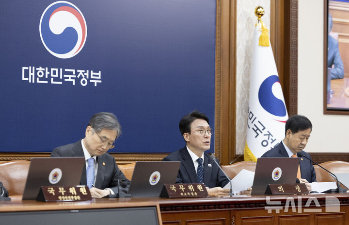 [서울=뉴시스] 김근수 기자 = 김민석 국무총리가 11일 오전 서울 종로구 정부서울청사에서 열린 임시국무회의에서 모두발언을 하고있다. 2026.04.11. ks@newsis.com